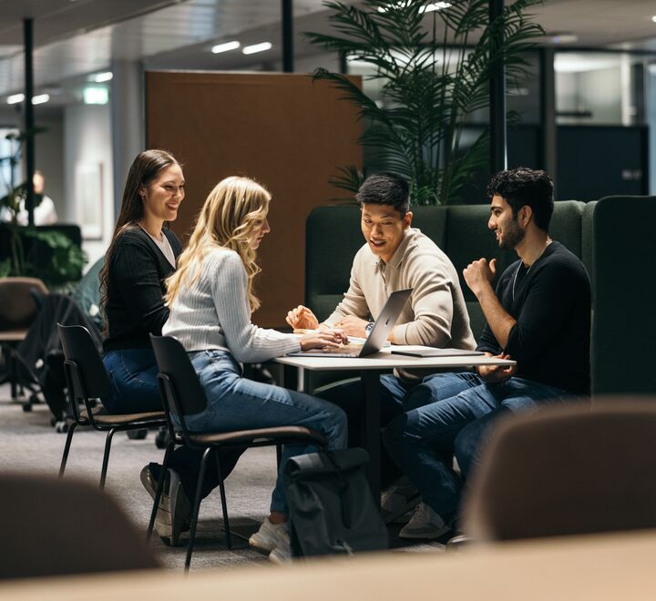 Bilde av studenter som sitter sammen
